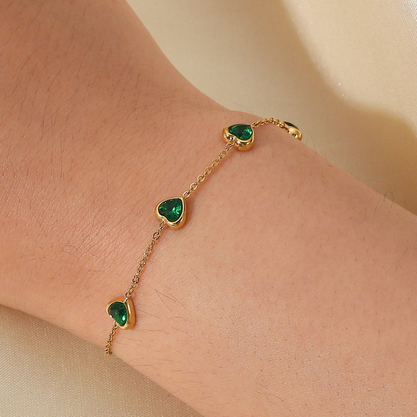 Francia™ | Armband mit grünen Herzen aus vergoldetem Stahl