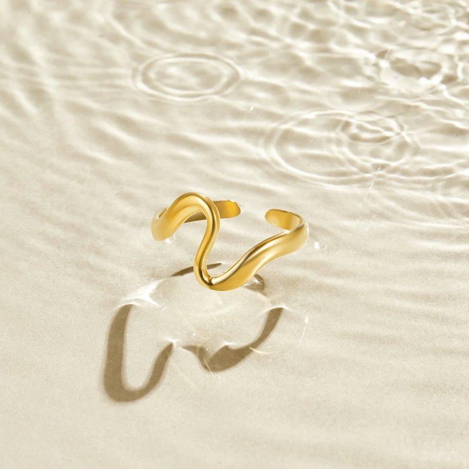 Anneau d'or en forme de vague
