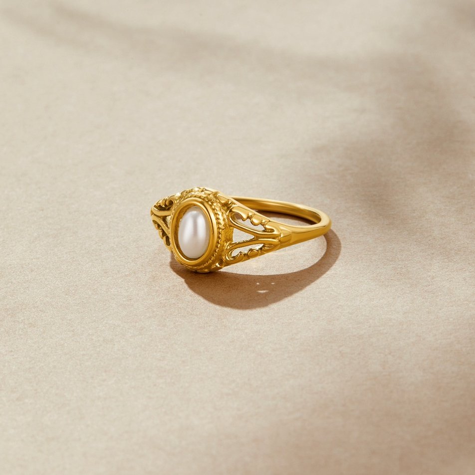Bague vintage en perles royales