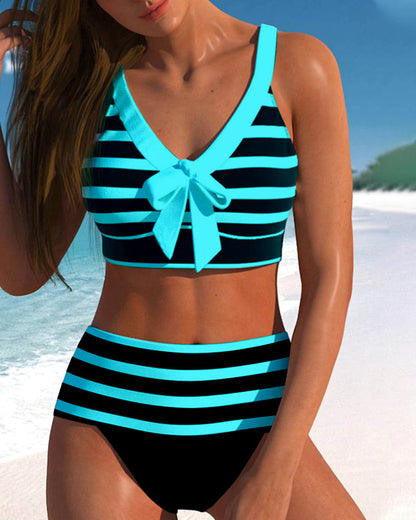Hochtaillierte gestreifte Bikinis