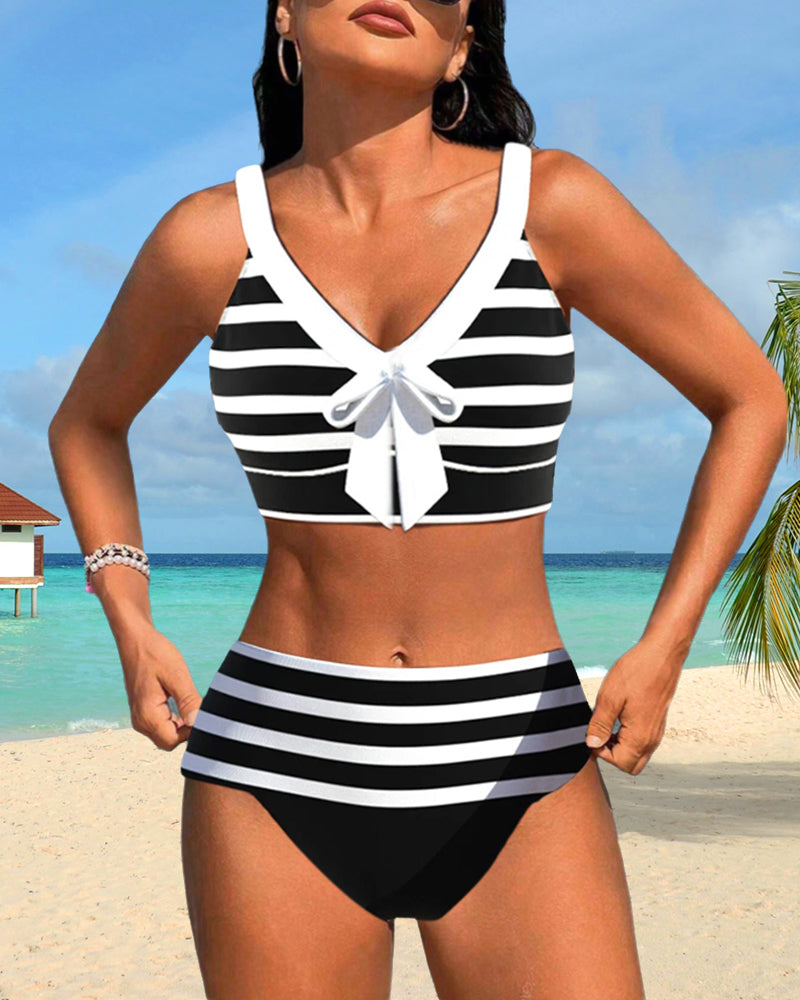 Hochtaillierte gestreifte Bikinis