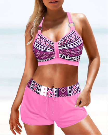 Hochgeschnittene Bikinis mit geometrischem Muster