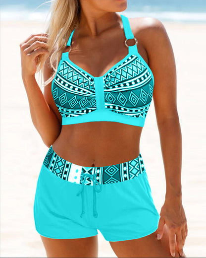 Hochgeschnittene Bikinis mit geometrischem Muster