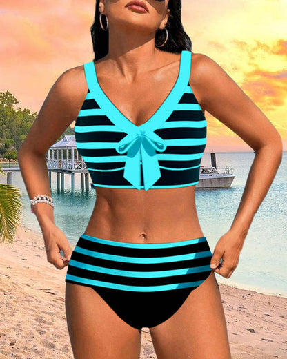 Hochtaillierte gestreifte Bikinis