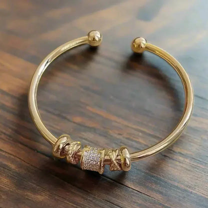 Liora™ | Verstellbares Armband mit goldenen Charms