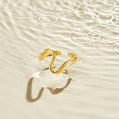 Anneau d'or en forme de vague