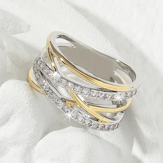 Überlappender Ring aus Gold und Silber mit funkelndem Zirkonium
