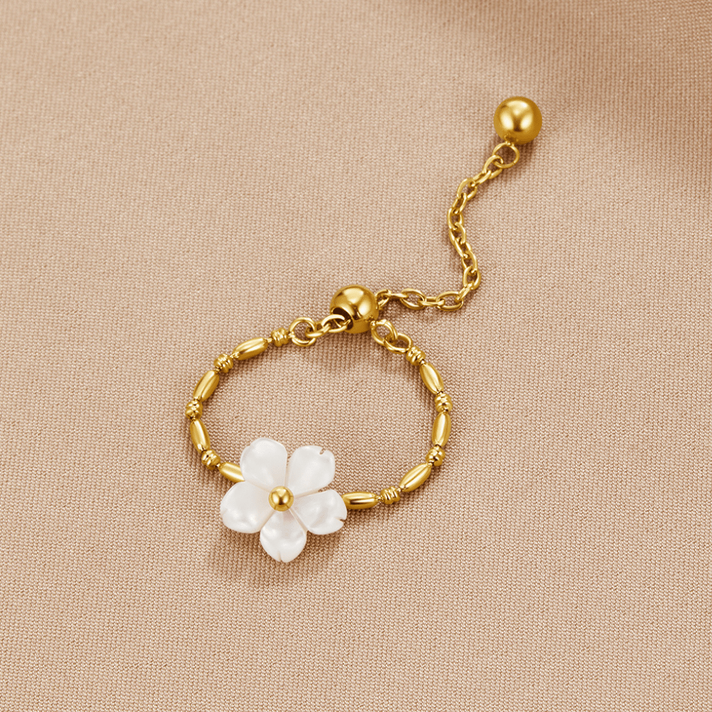Bague fleur en perle blanche